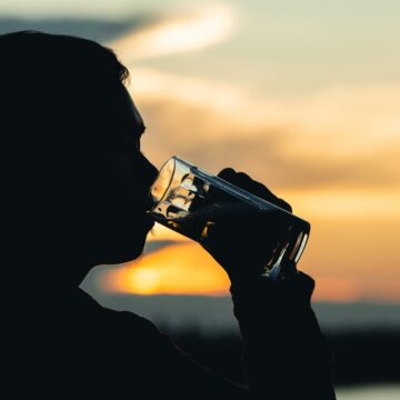 ‘How can someone differentiate between normal dehydration and the excessive thirst associated with diabetes?’
