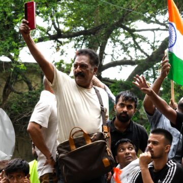 Prakash Raj addresses CJP protesters, waves Indian Constitution. watch