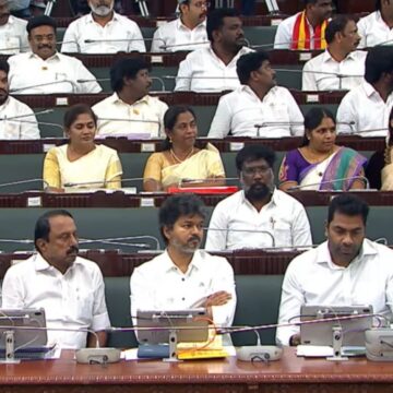 பரபரப்பாக நடக்கும் சட்டப்பேரவை.. குறுக்கே இந்த முதல்வர் வந்தால்… இடத்தை மாற்றிய விஜய்…!