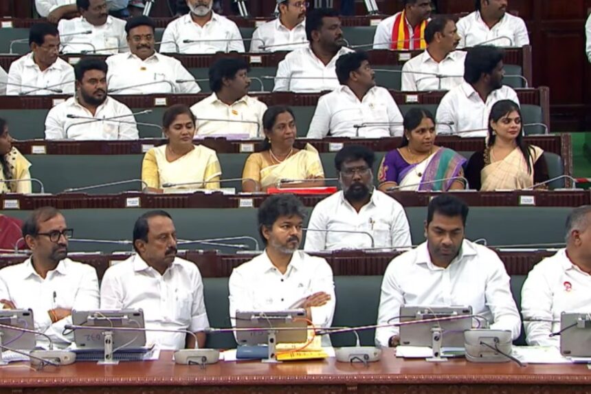 பரபரப்பாக நடக்கும் சட்டப்பேரவை.. குறுக்கே இந்த முதல்வர் வந்தால்… இடத்தை மாற்றிய விஜய்…!