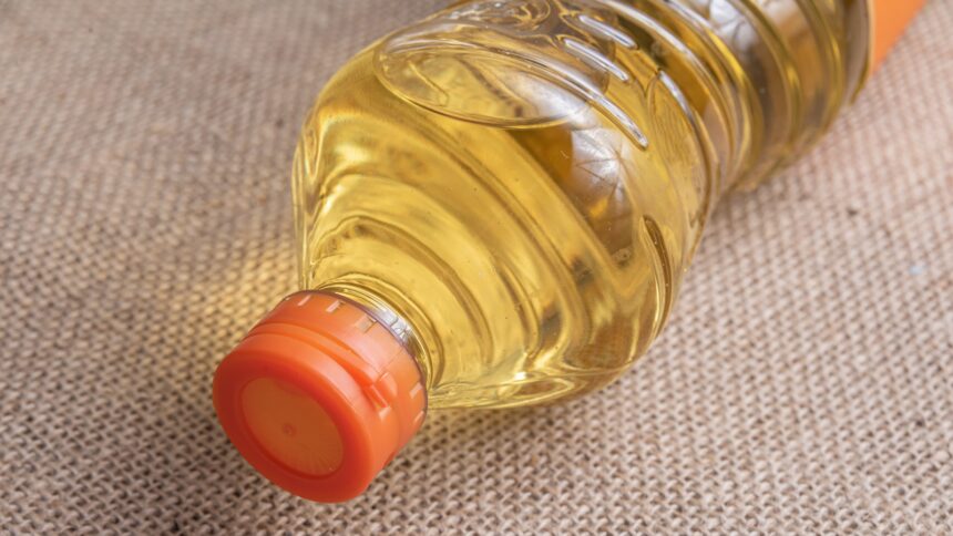 Maharashtra FDA urges consumers to avoid buying unsealed edible oil: ‘Difficult to take action’ Maharashtra FDA urges consumers to avoid buying unsealed edible oil: ‘Difficult to take action’