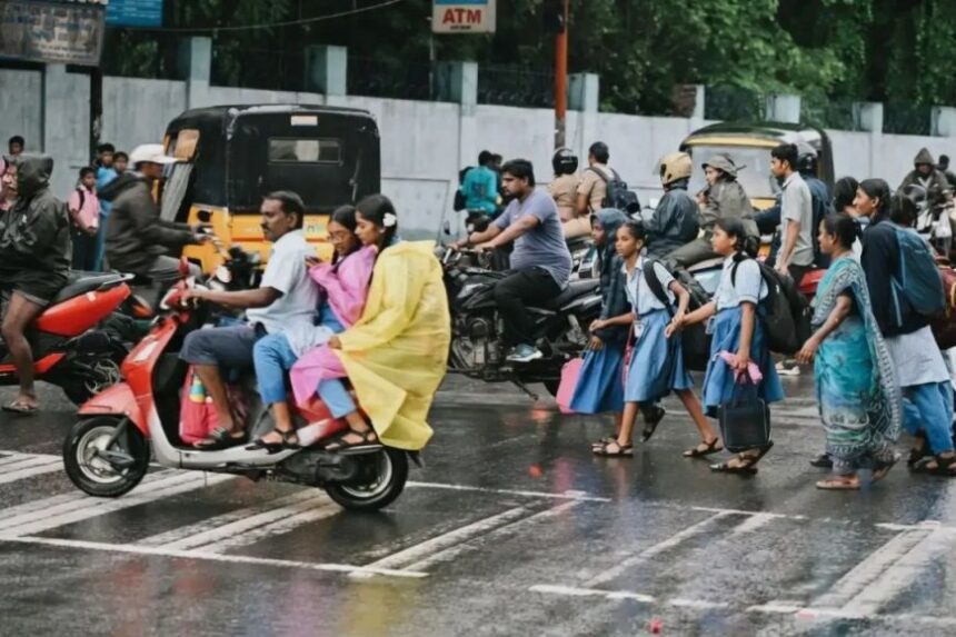 கனமழை எதிரொலி: பள்ளி, கல்லூரிகளுக்கு விடுமுறை. கனமழை எதிரொலி: பள்ளி, கல்லூரிகளுக்கு விடுமுறை.. வெளியான அறிவிப்பு!